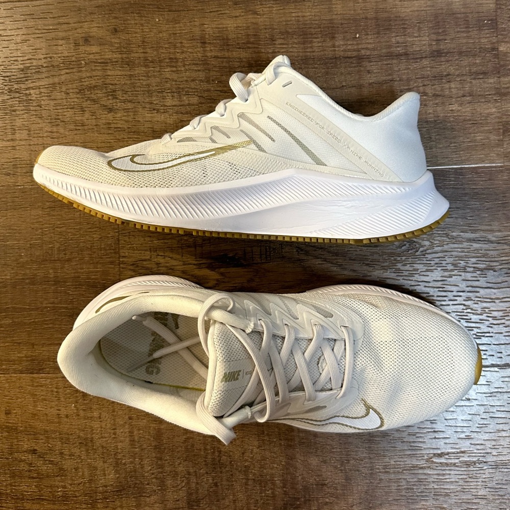 Almost new white Nikes!